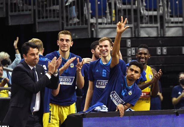 Basketball, Herren, Saison 2021 2022, easyCredit BBL (2. Spieltag), Alba Berlin - Fraport Skyliners Frankfurt, v. l. Trainer Israel Gonzalez (Alba Berlin), Tim Schneider (Alba Berlin), Malte Delow (Alba Berlin), Maodo Lo (Alba Berlin), Jaleen Smith (Alba Berlin), 28.09. 2021, Copyright: xSebastianxRäppold MatthiasxKochx