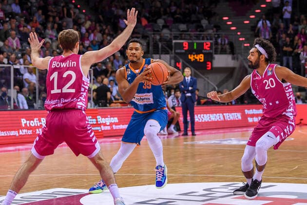 easyCredit BBL, Telekom Baskets Bonn vs. ratiopharm ulm, 29.09.2021 Karim Jallow (ratiopharm ulm, 35), Skyler Bowlin (Telekom Baskets Bonn, 12), Jeremy Morgan (Telekom Baskets Bonn, 20), easyCredit BBL, Telekom Baskets Bonn vs. ratiopharm ulm am 29.09.2021 im Telekom Dome Bonn, Bonn (Nordrhein-Westfalen) Copyright: xBEAUTIFULxSPORTS Mueller-Laschetx