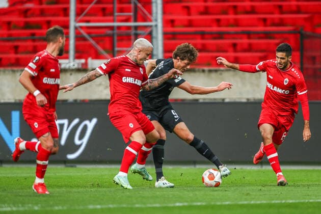 Sam Lamas (Eintracht Frankfurt, 09) am Ball, in Aktion, BEL, Royal Antwerp Antwerpen FC vs. Eintracht Frankfurt, UEFA Europa League - Gruppe D, Gruppenphase, Spielzeit 2021 2022, 30.09.2021, , DFB DFL regulations prohibit any use of photographs as image sequences and or quasi-video., BEL, Royal Antwerp Antwerpen FC vs. Eintracht Frankfurt, UEFA Europa League - Gruppe D, Gruppenphase, Spielzeit 2021 2022, 30.09.2021 Antwerpen Copyright: xEibner-Pressefoto GabrielxBoiax EP_GBA