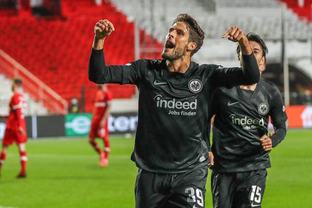 Tor, Torjubel zum 0:1 durch Goncalo Paciencia (Eintracht Frankfurt, 39), BEL, Royal Antwerp Antwerpen FC vs. Eintracht Frankfurt, UEFA Europa League - Gruppe D, Gruppenphase, Spielzeit 2021 2022, 30.09.2021, , DFB DFL regulations prohibit any use of photographs as image sequences and or quasi-video., BEL, Royal Antwerp Antwerpen FC vs. Eintracht Frankfurt, UEFA Europa League - Gruppe D, Gruppenphase, Spielzeit 2021 2022, 30.09.2021 Antwerpen Copyright: xEibner-Pressefoto GabrielxBoiax EP_GBA