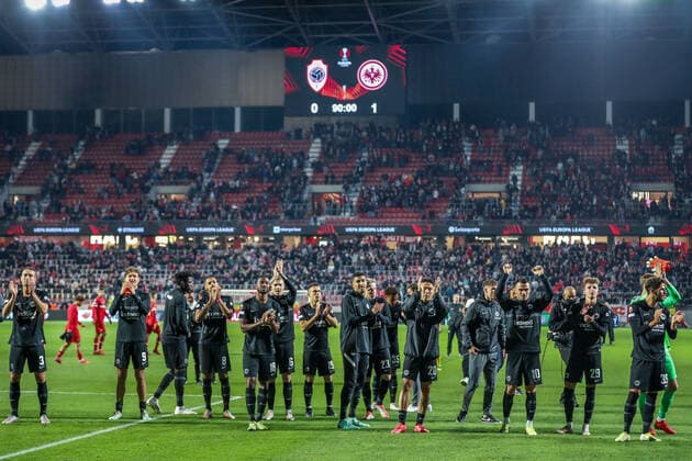 Eintracht Frankfurt Mannschaft feiert mit den Fans, BEL, Royal Antwerp Antwerpen FC vs. Eintracht Frankfurt, UEFA Europa League - Gruppe D, Gruppenphase, Spielzeit 2021 2022, 30.09.2021, , DFB DFL regulations prohibit any use of photographs as image sequences and or quasi-video., BEL, Royal Antwerp Antwerpen FC vs. Eintracht Frankfurt, UEFA Europa League - Gruppe D, Gruppenphase, Spielzeit 2021 2022, 30.09.2021 Antwerpen Copyright: xEibner-Pressefoto GabrielxBoiax EP_GBA