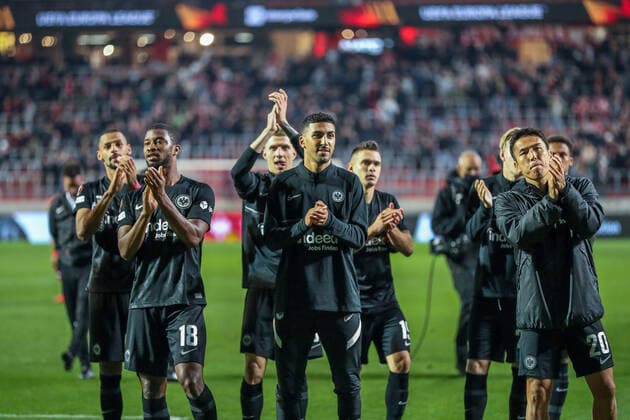 Eintracht Frankfurt Mannschaft feiert mit den Fans, BEL, Royal Antwerp Antwerpen FC vs. Eintracht Frankfurt, UEFA Europa League - Gruppe D, Gruppenphase, Spielzeit 2021 2022, 30.09.2021, , DFB DFL regulations prohibit any use of photographs as image sequences and or quasi-video., BEL, Royal Antwerp Antwerpen FC vs. Eintracht Frankfurt, UEFA Europa League - Gruppe D, Gruppenphase, Spielzeit 2021 2022, 30.09.2021 Antwerpen Copyright: xEibner-Pressefoto GabrielxBoiax EP_GBA