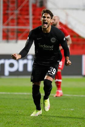 30.09.2021, Fussball, Europa League, 2021 - 2022, Royal Antwerpen - Eintracht Frankfurt, BEL, Antwerpen, Bosuilstadion Bild: v. li. Torschuetze Goncalo Paciencia (Eintracht Frankfurt), Jubel nach dem Tor zum 1:0, jubelnd, bejubelt, jubelt, jubeln, emotionen Copyright: HMBxMedia xHeikoxBecker