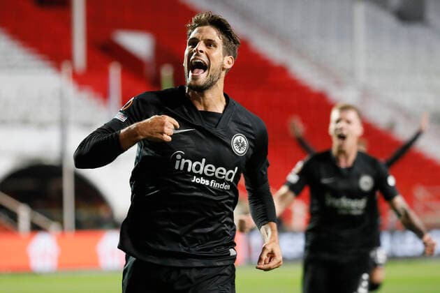 30.09.2021, Fussball, Europa League, 2021 - 2022, Royal Antwerpen - Eintracht Frankfurt, BEL, Antwerpen, Bosuilstadion Bild: v. li. Torschuetze Goncalo Paciencia (Eintracht Frankfurt), Jubel nach dem Tor zum 1:0, jubelnd, bejubelt, jubelt, jubeln, emotionen Copyright: HMBxMedia xHeikoxBecker