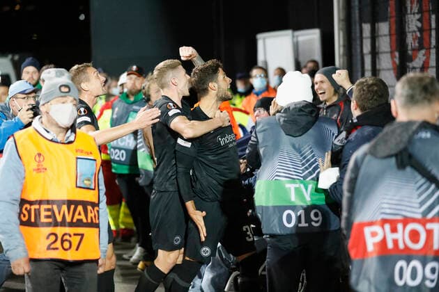 30.09.2021, Fussball, Europa League, 2021 - 2022, Royal Antwerpen - Eintracht Frankfurt, BEL, Antwerpen, Bosuilstadion Bild: v. li. Torschuetze Goncalo Paciencia (Eintracht Frankfurt), Jubel nach dem Tor zum 1:0, jubelnd, bejubelt, jubelt, jubeln, emotionen Copyright: HMBxMedia xHeikoxBecker