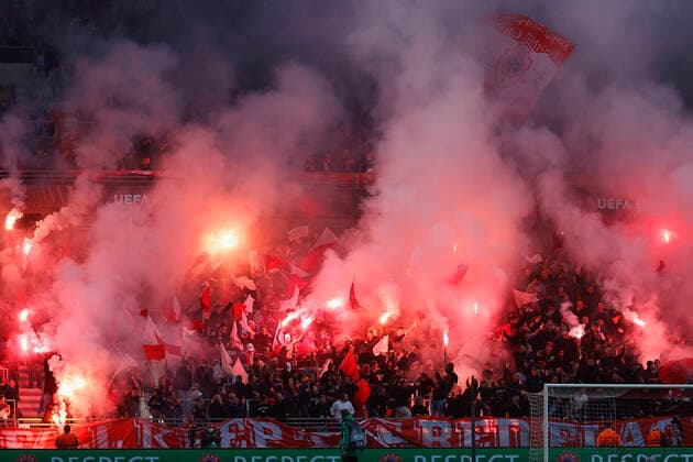 30.09.2021, Fussball, Europa League, 2021 - 2022, Royal Antwerpen - Eintracht Frankfurt, BEL, Antwerpen, Bosuilstadion Bild: v. li. Pyro, Pyrotechnik, Rauchtöpfe, Bengalos, im Antwerpener Block Copyright: HMBxMedia xHeikoxBecker