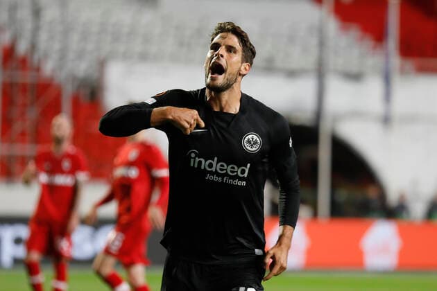 30.09.2021, Fussball, Europa League, 2021 - 2022, Royal Antwerpen - Eintracht Frankfurt, BEL, Antwerpen, Bosuilstadion Bild: v. li. Torschuetze Goncalo Paciencia (Eintracht Frankfurt), Jubel nach dem Tor zum 1:0, jubelnd, bejubelt, jubelt, jubeln, emotionen Copyright: HMBxMedia xHeikoxBecker