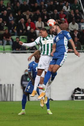 Fussball, Herren, Saison 2021 2022, UEFA Europa League (Gruppe G, 2. Spieltag), Ferencvaros Budapest - Real Betis Sevilla, v. l. Paul Akouokou (Betis), Henry Wingo (Budapest), German Pezzella (Betis), 30.09. 2021, Copyright: xSzilviaxMichellerx xMatthiasxKochx