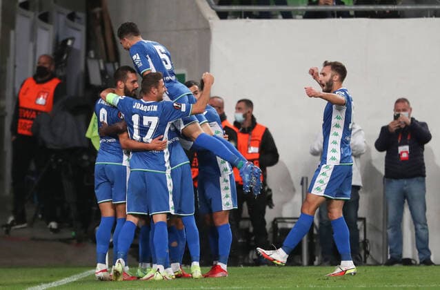 Fussball, Herren, Saison 2021 2022, UEFA Europa League (Gruppe G, 2. Spieltag), Ferencvaros Budapest - Real Betis Sevilla, Betis-Jubel nach Tor zum 1:0, v. l. Borja Iglesias, Joaquin, Marc Bartra (oben), 30.09. 2021, Copyright: xSzilviaxMichellerx xMatthiasxKochx
