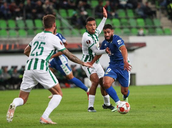Fussball, Herren, Saison 2021 2022, UEFA Europa League (Gruppe G, 2. Spieltag), Ferencvaros Budapest - Real Betis Sevilla (1:3), v. l. Miha Blazic, Samy Mmaee (beide Budapest), Nabil Fekir (Betis), 30.09. 2021, Copyright: xSzilviaxMichellerx xMatthiasxKochx