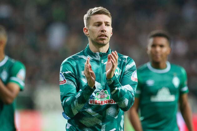 v.li.: Mitchell Weiser (SV Werder Bremen, 8) bedankt sich bei den Fans, Zuschauern für die Unterstützung, mit Jubel über den Sieg, Freude über das gewonnene Spiel, DIE DFL-RICHTLINIEN UNTERSAGEN JEGLICHE NUTZUNG VON FOTOS ALS SEQUENZBILDER UND ODER VIDEOA?HNLICHE FOTOSTRECKEN. DFL REGULATIONS PROHIBIT ANY USE OF PHOTOGRAPHS AS IMAGE SEQUENCES AND OR QUASI-VIDEO., 01.10.2021, Bremen (Deutschland), Fussball, 2. Bundesliga, SV Werder Bremen - 1. FC Heidenheim