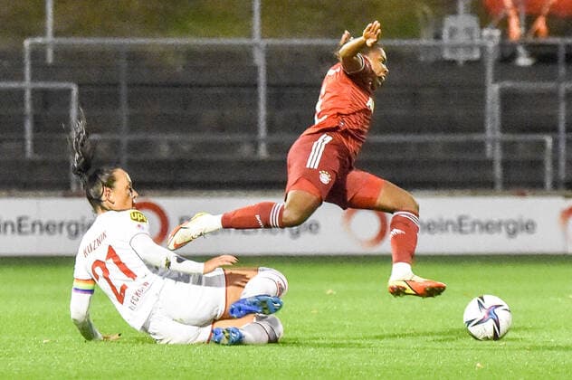 v.li.: Peggy Kuznik (FC Köln, 21), Lineth Beerensteyn (FCB 6), Foul, Foulspiel, 01.10.2021, Köln (Deutschland), Fussball, Flyeralarm Frauen-Bundesliga, 1. FC Köln - FC Bayern München, DFB DFL REGULATIONS PROHIBIT ANY USE OF PHOTOGRAPHS AS IMAGE SEQUENCES AND OR QUASI-VIDEO.