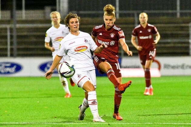 v.li.: Anja Pfluger (FC Köln, 20), Linda Dallmann (FCB, 10), Zweikampf, Duell, duel, tackle, tackling, Dynamik, Action, Aktion, 01.10.2021, Köln (Deutschland), Fussball, Flyeralarm Frauen-Bundesliga, 1. FC Köln - FC Bayern München, DFB DFL REGULATIONS PROHIBIT ANY USE OF PHOTOGRAPHS AS IMAGE SEQUENCES AND OR QUASI-VIDEO.
