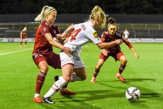 v.li.: Hanna Glas (FCB, 5), Weronika Zawistowska (FC Köln, 24), Zweikampf, Duell, duel, tackle, tackling, Dynamik, Action, Aktion, 01.10.2021, Köln (Deutschland), Fussball, Flyeralarm Frauen-Bundesliga, 1. FC Köln - FC Bayern München, DFB DFL REGULATIONS PROHIBIT ANY USE OF PHOTOGRAPHS AS IMAGE SEQUENCES AND OR QUASI-VIDEO.