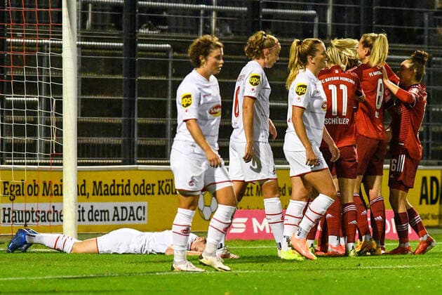 Die Spielerinnen vom FC Bayern München feiern das 0:3 durch Maximiliane Rall (FCB, 8, verdeckt), jubeln über ein Tor, Jubel, Torjubel, Torerfolg, celebrate the goal, goal, celebration, Jubel ueber das Tor, optimistisch, Action, Aktion, 01.10.2021, Köln (Deutschland), Fussball, Flyeralarm Frauen-Bundesliga, 1. FC Köln - FC Bayern München, DFB DFL REGULATIONS PROHIBIT ANY USE OF PHOTOGRAPHS AS IMAGE SEQUENCES AND OR QUASI-VIDEO.