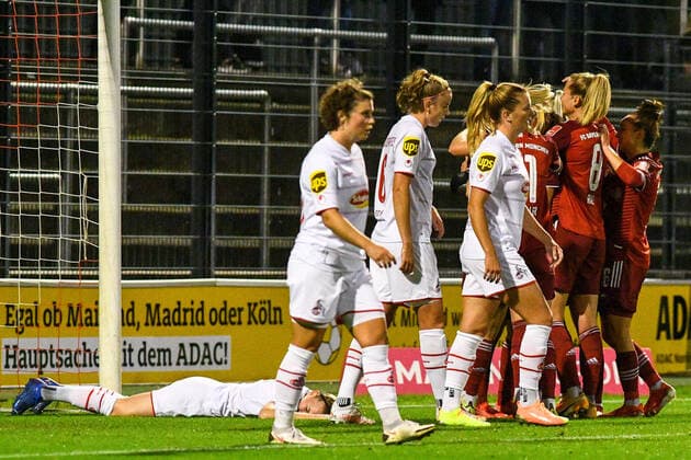 Die Spielerinnen vom FC Bayern München feiern das 0:3 durch Maximiliane Rall (FCB, 8, verdeckt), jubeln über ein Tor, Jubel, Torjubel, Torerfolg, celebrate the goal, goal, celebration, Jubel ueber das Tor, optimistisch, Action, Aktion, 01.10.2021, Köln (Deutschland), Fussball, Flyeralarm Frauen-Bundesliga, 1. FC Köln - FC Bayern München, DFB DFL REGULATIONS PROHIBIT ANY USE OF PHOTOGRAPHS AS IMAGE SEQUENCES AND OR QUASI-VIDEO.