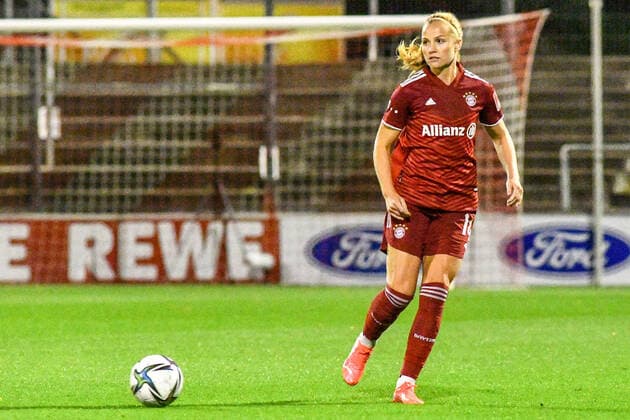 Glodis Viggosdottir (FCB, 14) am Ball, Spielszene, Freisteller, Ganzkörper, Einzelbild, Aktion, Action, 01.10.2021, Köln (Deutschland), Fussball, Flyeralarm Frauen-Bundesliga, 1. FC Köln - FC Bayern München, DFB DFL REGULATIONS PROHIBIT ANY USE OF PHOTOGRAPHS AS IMAGE SEQUENCES AND OR QUASI-VIDEO.