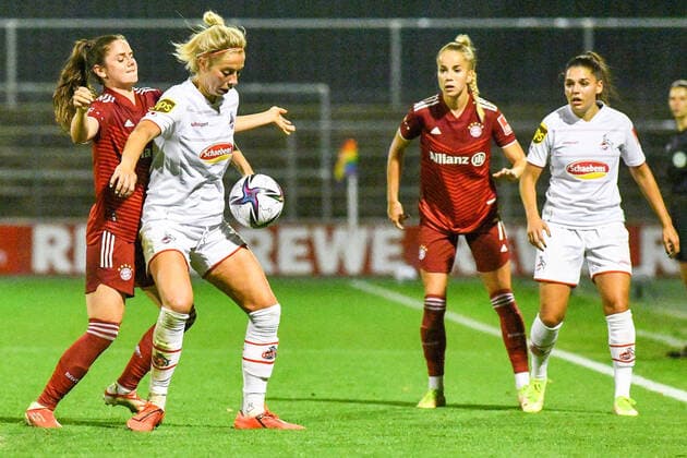 v.li.: Glodis Viggosdottir (FCB, 14), Sharon Beck (FC Köln, 10), Zweikampf, Duell, duel, tackle, tackling, Dynamik, Action, Aktion, 01.10.2021, Köln (Deutschland), Fussball, Flyeralarm Frauen-Bundesliga, 1. FC Köln - FC Bayern München, DFB DFL REGULATIONS PROHIBIT ANY USE OF PHOTOGRAPHS AS IMAGE SEQUENCES AND OR QUASI-VIDEO.