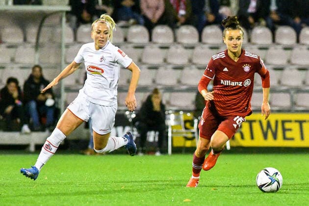 v.li.: Mandy Islacker (FC Köln, 8), Lina Magull (FCB, 16), Zweikampf, Duell, duel, tackle, tackling, Dynamik, Action, Aktion, 01.10.2021, Köln (Deutschland), Fussball, Flyeralarm Frauen-Bundesliga, 1. FC Köln - FC Bayern München, DFB DFL REGULATIONS PROHIBIT ANY USE OF PHOTOGRAPHS AS IMAGE SEQUENCES AND OR QUASI-VIDEO.
