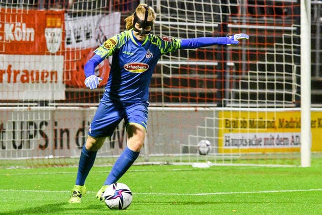 Manon Klett (Torfrau FC Köln, 1) am Ball, Spielszene, Freisteller, Ganzkörper, Einzelbild, Aktion, Action, 01.10.2021, Köln (Deutschland), Fussball, Flyeralarm Frauen-Bundesliga, 1. FC Köln - FC Bayern München, DFB DFL REGULATIONS PROHIBIT ANY USE OF PHOTOGRAPHS AS IMAGE SEQUENCES AND OR QUASI-VIDEO.