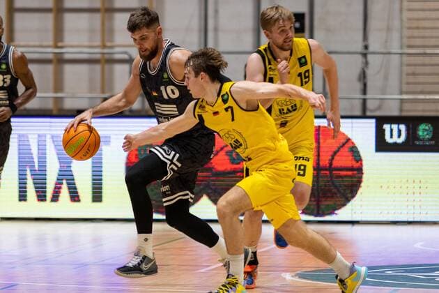 Julius Wolf (Medipolis SC Jena, 10) Kilian Fischer (Kirchheim Knights, 07) Till Pape (Kirchheim Knights, 19)¨¨¨Kirchheim Knights vs. Medipolis SC Jena , 2. Basketball Bundesliga, Pro A, Barmer 2 Basketball, Spieltag 3, Spielzeit 2021 2022, 02.10.2021, ¨¨ Kirchheim Knights vs. Medipolis SC Jena , 2. Basketball Bundesliga, Pro A, Barmer 2 Basketball, Spieltag 3, Spielzeit 2021 2022, 02.10.2021 Kirchheim am Neckar Copyright: xNinaxSander xEibnerxPressefotoxIx EP_NSR