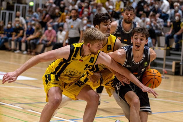 Till Pape (Kirchheim Knights, 19) Moritz Plescher (Medipolis SC Jena, 16)¨¨¨Kirchheim Knights vs. Medipolis SC Jena , 2. Basketball Bundesliga, Pro A, Barmer 2 Basketball, Spieltag 3, Spielzeit 2021 2022, 02.10.2021, ¨¨ Kirchheim Knights vs. Medipolis SC Jena , 2. Basketball Bundesliga, Pro A, Barmer 2 Basketball, Spieltag 3, Spielzeit 2021 2022, 02.10.2021 Kirchheim am Neckar Copyright: xNinaxSander xEibnerxPressefotoxIx EP_NSR