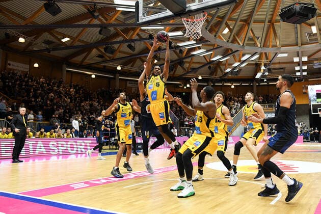 Justin Simon (MHP Riesen Ludwigsburg), Yorman Polas Bartolo (MHP Riesen Ludwigsburg), Tremmell Darden (MHP Riesen Ludwigsburg) am Korb, GER, HAKRO Merlins Crailsheim vs. MHP Riesen Ludwigsburg, 02.10.2021, Achtelfinale BBL Pokal, Spielzeit 2021 2022 GER, HAKRO Merlins Crailsheim vs. MHP Riesen Ludwigsburg, 02.10.2021, Achtelfinale BBL Pokal, Spielzeit 2021 2022 Crailsheim Copyright: xEibner MichaelxMemmlerx EP_MMR