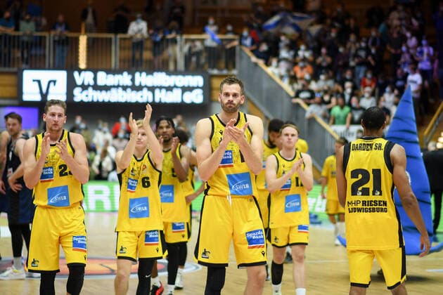 Jonas Wohlfarth-Bottermann (MHP Riesen Ludwigsburg), David Walker (MHP Riesen Ludwigsburg), Johannes Patrick (MHP Riesen Ludwigsburg) und Team ist enttaeuscht ueber die Niederlage, GER, HAKRO Merlins Crailsheim vs. MHP Riesen Ludwigsburg, 02.10.2021, Achtelfinale BBL Pokal, Spielzeit 2021 2022 GER, HAKRO Merlins Crailsheim vs. MHP Riesen Ludwigsburg, 02.10.2021, Achtelfinale BBL Pokal, Spielzeit 2021 2022 Crailsheim Copyright: xEibner MichaelxMemmlerx EP_MMR