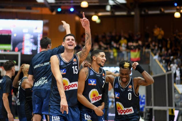 Bogdan Radosavljevic (Merlins Crailsheim), Jared Savage (Merlins Crailsheim), T.J. Shorts (Merlins Crailsheim) jubeln ueber den Sieg, GER, HAKRO Merlins Crailsheim vs. MHP Riesen Ludwigsburg, 02.10.2021, Achtelfinale BBL Pokal, Spielzeit 2021 2022 GER, HAKRO Merlins Crailsheim vs. MHP Riesen Ludwigsburg, 02.10.2021, Achtelfinale BBL Pokal, Spielzeit 2021 2022 Crailsheim Copyright: xEibner MichaelxMemmlerx EP_MMR