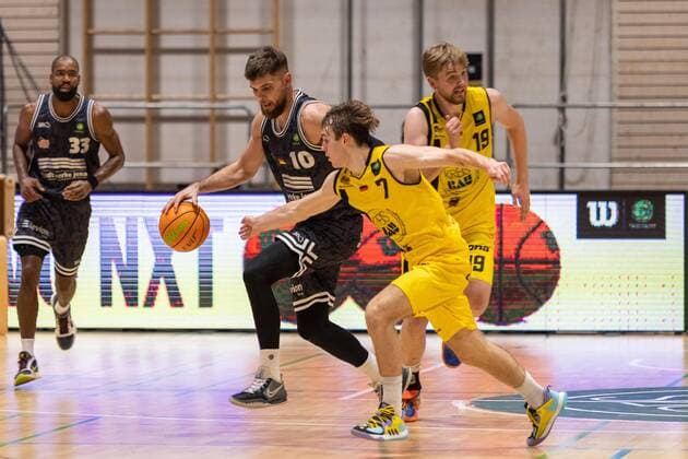 Julius Wolf (Medipolis SC Jena, 10) Kilian Fischer (Kirchheim Knights, 07) Till Pape (Kirchheim Knights, 19)¨¨¨Kirchheim Knights vs. Medipolis SC Jena , 2. Basketball Bundesliga, Pro A, Barmer 2 Basketball, Spieltag 3, Spielzeit 2021 2022, 02.10.2021, ¨¨ Kirchheim Knights vs. Medipolis SC Jena , 2. Basketball Bundesliga, Pro A, Barmer 2 Basketball, Spieltag 3, Spielzeit 2021 2022, 02.10.2021 Kirchheim am Neckar Copyright: xNinaxSander xEibnerxPressefotoxIx EP_NSR