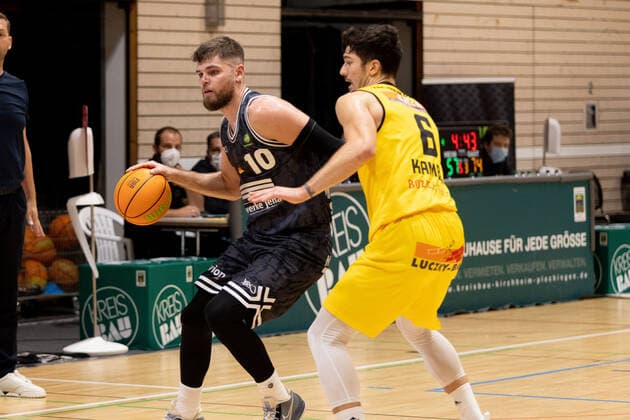 Julius Wolf (Medipolis SC Jena, 10) Luka Kamber (Kirchheim Knights, 06)¨¨¨Kirchheim Knights vs. Medipolis SC Jena , 2. Basketball Bundesliga, Pro A, Barmer 2 Basketball, Spieltag 3, Spielzeit 2021 2022, 02.10.2021, ¨¨ Kirchheim Knights vs. Medipolis SC Jena , 2. Basketball Bundesliga, Pro A, Barmer 2 Basketball, Spieltag 3, Spielzeit 2021 2022, 02.10.2021 Kirchheim am Neckar Copyright: xNinaxSander xEibnerxPressefotoxIx EP_NSR