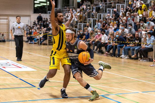 Elijah Jarod Strickland (Kirchheim Knights, 10) Nico Brauner (Medipolis SC Jena, 05)¨¨¨Kirchheim Knights vs. Medipolis SC Jena , 2. Basketball Bundesliga, Pro A, Barmer 2 Basketball, Spieltag 3, Spielzeit 2021 2022, 02.10.2021, ¨¨ Kirchheim Knights vs. Medipolis SC Jena , 2. Basketball Bundesliga, Pro A, Barmer 2 Basketball, Spieltag 3, Spielzeit 2021 2022, 02.10.2021 Kirchheim am Neckar Copyright: xNinaxSander xEibnerxPressefotoxIx EP_NSR