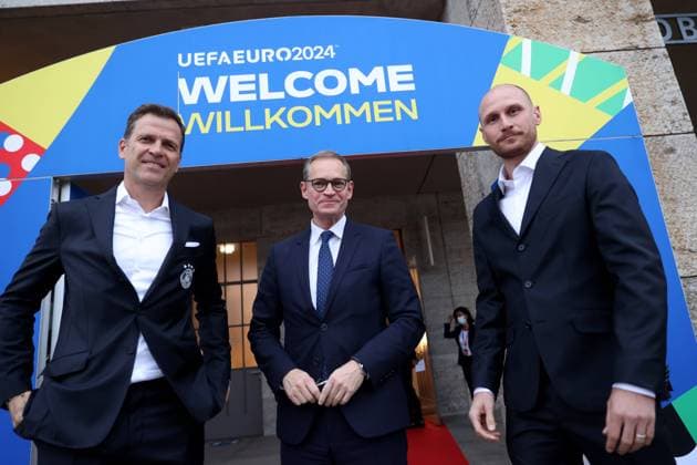 Sport Bilder des Tages UEFA EURO, EM, Europameisterschaft,Fussball 2024 Brand Launch BERLIN, GERMANY - OCTOBER 05: (L-R) Oliver Bierhoff, Director national team, Nationalteam and Academy, Michael Müller, Major of the City Berlin, Benedikt Höwedes, Team Managment of Die Mannschaft attend the UEFA EURO 2024 Logo and Brand Launch at Olympiastadion on October 05, 2021 in Berlin, Germany. (Photo by Alexander Hassenstein Getty Images for DFB) Berlin Olympiastadion Berlin Germany