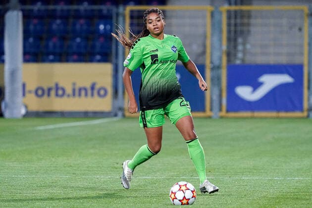 Isabella Bryld Obaze (HBK, 22), am Ball, Freisteller, Ganzkörper, Einzelbild, Aktion, Action, 05.10.2021, Sinsheim (Hoffenheim) (Deutschland), Fussball, UEFA Women s Champions League, TSG 1899 Hoffenheim - HB Köge