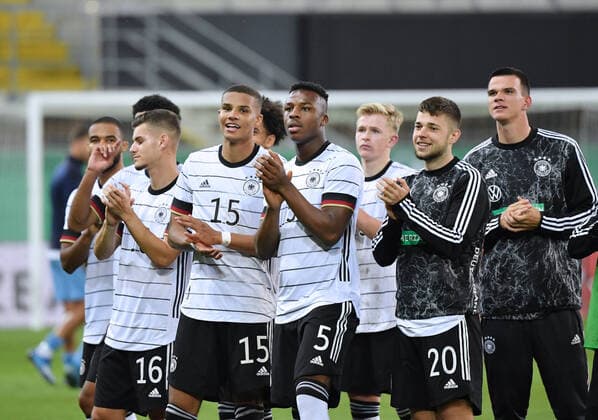 Sport Bilder des Tages Deutschlands Spieler feiern den Sieg, vorne v.re., Erik Shuranov (Deutschland), Armel Bella Kotchap (Deutschland), Malick Thiaw (Deutschland), Tom Krauß (Deutschland) 07.10.2021, Fussball UEFA EM Qualifikation, U21, U 21 Saison 2021 22, Gruppemphase, 4. Spieltag, Deutschland - Israel Foto: Maik Hölter TEAM2sportphoto Paderborn Benteler Arena Nordrhein Westfalen Deutschland