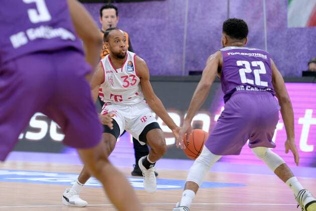 Parker Jackson-Cartwright (Telekom Baskets Bonn) (am Ball), Stephen Brown Jr. (BG Goettingen) (R) , Basketball, Bundesliga, BBL, BG Goettingen - Telekom Baskets Bonn, 09.10.2021, BG Goettingen - Telekom Baskets Bonn, Basketball, Bundesliga, GER, BBL, 09.10.2021 Goettingen Copyright: xEibner-Pressefotox-xRolandxSippelx