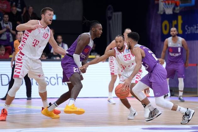 Stephen Brown Jr. (BG Goettingen) (am Ball), Parker Jackson-Cartwright (Telekom Baskets Bonn) (M), James Dickey III (BG Goettingen), Saulius Kulvietis (Telekom Baskets Bonn) (L) , Basketball, Bundesliga, BBL, BG Goettingen - Telekom Baskets Bonn, 09.10.2021, BG Goettingen - Telekom Baskets Bonn, Basketball, Bundesliga, GER, BBL, 09.10.2021 Goettingen Copyright: xEibner-Pressefotox-xRolandxSippelx