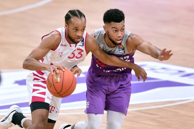 Parker Jackson-Cartwright (Telekom Baskets Bonn) (am Ball), Stephen Brown Jr. (BG Goettingen) (R) , Basketball, Bundesliga, BBL, BG Goettingen - Telekom Baskets Bonn, 09.10.2021, BG Goettingen - Telekom Baskets Bonn, Basketball, Bundesliga, GER, BBL, 09.10.2021 Goettingen Copyright: xEibner-Pressefotox-xRolandxSippelx