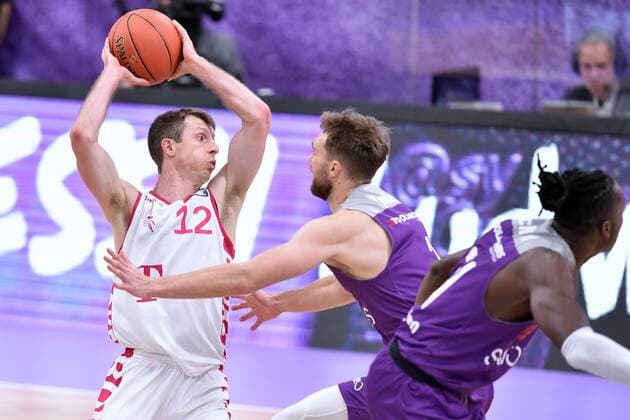 Skyler Bowlin (Telekom Baskets Bonn) (am Ball), Jake Toolson (BG Goettingen) (R) , Basketball, Bundesliga, BBL, BG Goettingen - Telekom Baskets Bonn, 09.10.2021, BG Goettingen - Telekom Baskets Bonn, Basketball, Bundesliga, GER, BBL, 09.10.2021 Goettingen Copyright: xEibner-Pressefotox-xRolandxSippelx