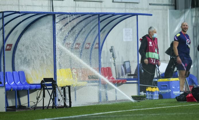 Sport Bilder des Tages Mandatory Credit: Photo by Javier Garcia Shutterstock (12530028h) A sprinkler goes off the wrong way round and into the dugout ahead of the warm up Andorra v England, FIFA World Cup, WM, Weltmeisterschaft, Fussball 2022 Qualifying, Group I, Football, Estadi Nacional, Andorra la Vella, Andorra - 09 Oct 2021 EDITORIAL USE ONLY No use with unauthorised audio, video, data, fixture lists, club league logos or live services. Online in-match use limited to 120 images, no video emulation. No use in betting, games or single club league player publications. Andorra v England, FIFA World Cup 2022 Qualifying, Group I, Football, Estadi Nacional, Andorra la Vella, Andorra - 09 Oct 2021 EDITORIAL USE ONLY No use with unauthorised audio, video, data, fixture lists, club league logos or live services. Online in-match use limited to 120 images, no video emulation. No use in betting, games or single club league player publications. Copyright: xJavierxGarcia Shutterstockx 12530028h