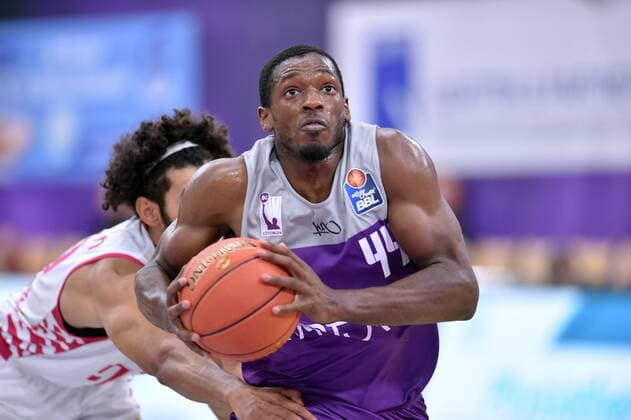 Kamar Baldwin (BG Goettingen) (am Ball), Jeremy Morgan (Telekom Baskets Bonn) (hinten) , Basketball, Bundesliga, BBL, BG Goettingen - Telekom Baskets Bonn, 09.10.2021, BG Goettingen - Telekom Baskets Bonn, Basketball, Bundesliga, GER, BBL, 09.10.2021 Goettingen Copyright: xEibner-Pressefotox-xRolandxSippelx