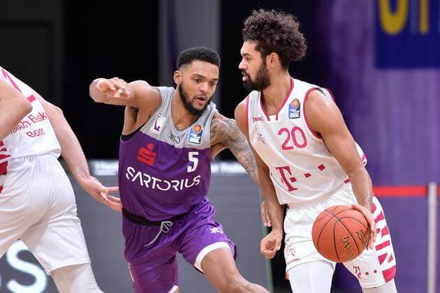 Jeremy Morgan (Telekom Baskets Bonn) (am Ball), Jeff Roberson (BG Goettingen) , Basketball, Bundesliga, BBL, BG Goettingen - Telekom Baskets Bonn, 09.10.2021, BG Goettingen - Telekom Baskets Bonn, Basketball, Bundesliga, GER, BBL, 09.10.2021 Goettingen Copyright: xEibner-Pressefotox-xRolandxSippelx