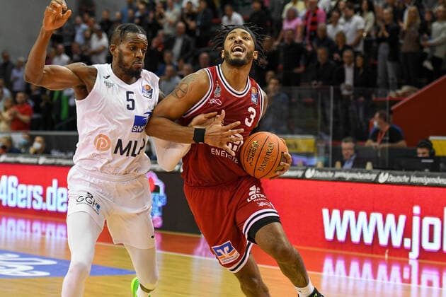 Shyron Ely, Brayon Blake 3. Spieltag, Basketball Bundesliga, Basketball Saison 2021 2022, Deutschland, easyCredit BBL, Germany, Giessen 46ers, giessen rot, Herren, Jobstairs GIESSEN 46ers - MLP Academics Heidelberg, Männer, Heidelberg in weiß