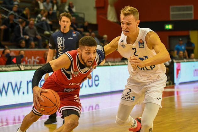 Kendale McCullum, Niklas Würzner 3. Spieltag, Basketball Bundesliga, Basketball Saison 2021 2022, Deutschland, easyCredit BBL, Germany, Giessen 46ers, giessen rot, Herren, Jobstairs GIESSEN 46ers - MLP Academics Heidelberg, Männer, Heidelberg in weiß