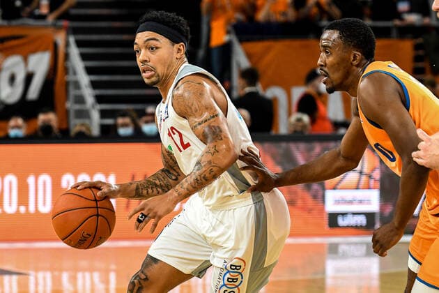 GER, BBL, ratiopharm ulm vs Brose Bamberg 09.10.2021, ratiopharm arena, Neu-Ulm, GER, BBL, ratiopharm ulm vs Brose Bamberg, im Bild Justin Robinson (Bamberg, 12), Semaj Christon (Ulm, 0)