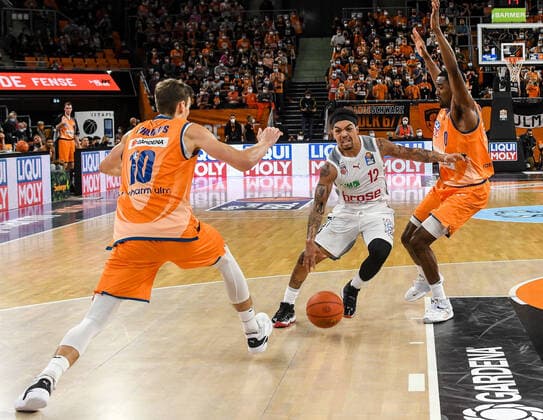 GER, BBL, Play-offs, ratiopharm ulm vs Brose Bamberg 09.10.2021, ratiopharm arena, Neu-Ulm, GER, BBL, Play-offs, ratiopharm ulm vs Brose Bamberg, im Bild Justin Robinson (Bamberg, 12) versucht Christoph Philipps (Ulm, 10) und Semaj Christon (Ulm, 0) zu umspielen
