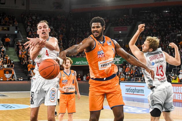 GER, BBL, Play-offs, ratiopharm ulm vs Brose Bamberg 09.10.2021, ratiopharm arena, Neu-Ulm, GER, BBL, Play-offs, ratiopharm ulm vs Brose Bamberg, im Bild Omar Prewitt (Bamberg, 4), Cristiano Felicio (Ulm, 1), Christian Sengfelder (Bamberg, 43), Kampf um den Rebound
