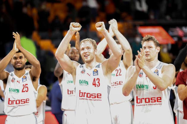 vlnr Kenneth Ogbe (Brose Bamberg, 25) Christian Sengfelder (Brose Bamberg, 43) Patrick Heckmann (Brose Bamberg, 33) ratiopharm Ulm - Brose Bamberg, easyCredit Basketball Bundesliga, Saison 2021-2022, 3. Spieltag, Ulm, Germany, 09.10.2021, Copyright: DanielxLöb