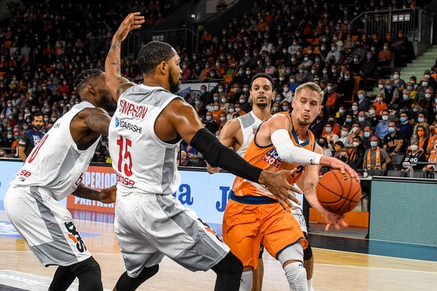 GER, BBL, Play-offs, ratiopharm ulm vs Brose Bamberg 09.10.2021, ratiopharm arena, Neu-Ulm, GER, BBL, Play-offs, ratiopharm ulm vs Brose Bamberg, im Bild Trevis Simpson (Bamberg, 15) versucht ein Zuspiel von Thomas Klepeisz (Ulm, 22) zu verhindern