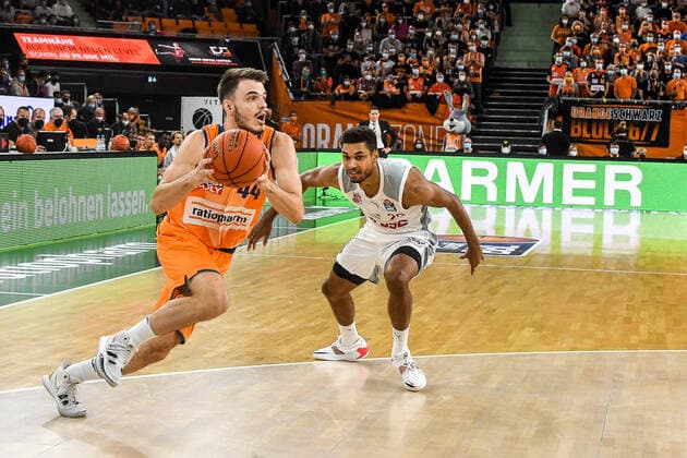 GER, BBL, Play-offs, ratiopharm ulm vs Brose Bamberg 09.10.2021, ratiopharm arena, Neu-Ulm, GER, BBL, Play-offs, ratiopharm ulm vs Brose Bamberg, im Bild Fedor Zugic (Ulm, 44), Kenneth Ogbe (Bamberg, 25)